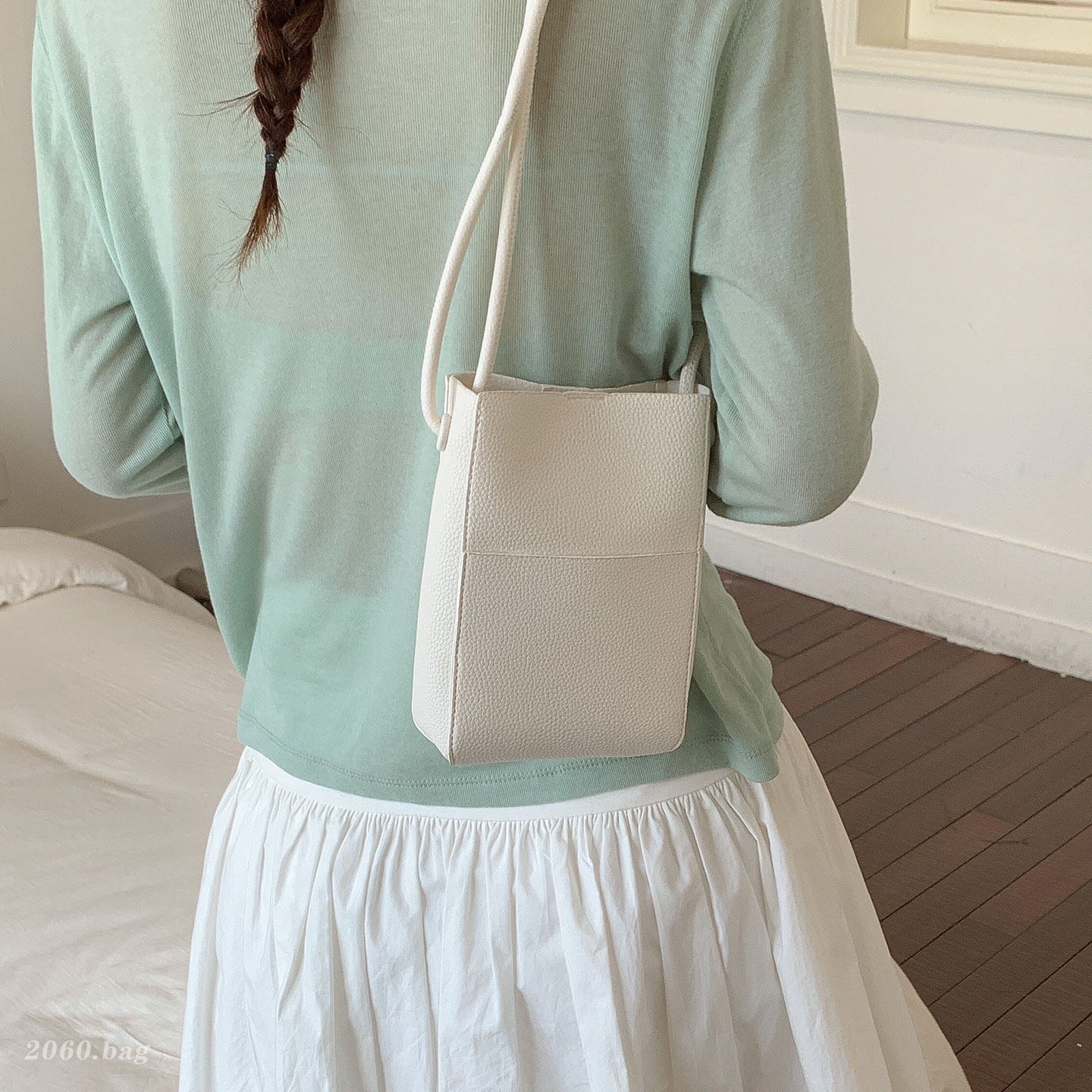 Bolsa de mujer nuevo color sólido 2026 bolso coreano ligero portátil pequeño cubo de aire extranjero nicho de verano inclinado teléfono móvil hombro