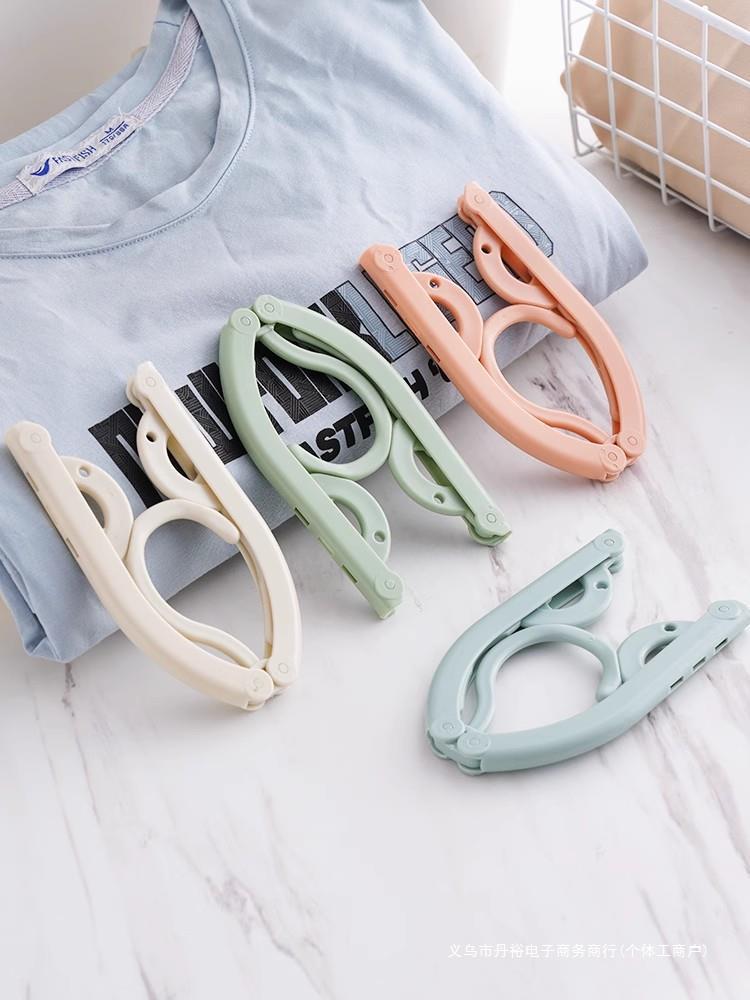 Handheld hanger for traveling