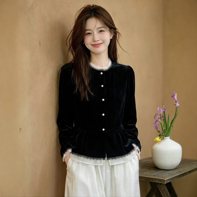 French vintage court-style black velvet shirt for women, new early autumn model with lace collar and pearl buttons, elegant top