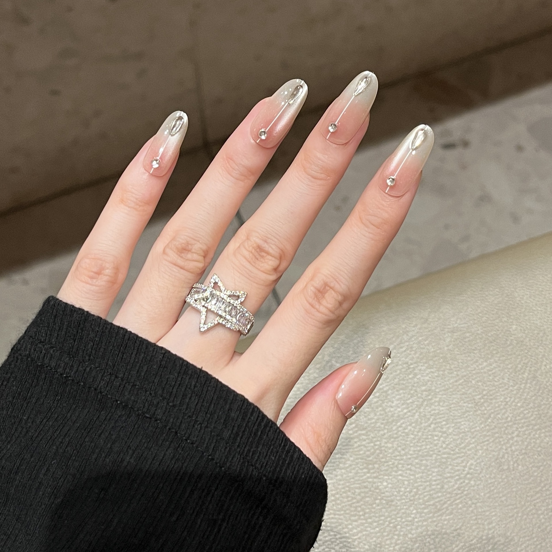 Verano nuevo estilo suave y simple ojo de gato uñas uñas parche de uñas de uñas de longitud media ovalada de longitud media terminado desmontable