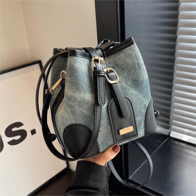 Otoño e Invierno simple bolsa de todo fósforo para las mujeres 2023 nueva moda contraste color cubo bolsa nicho de alto grado sentimiento Tong Qin hombro bolsa