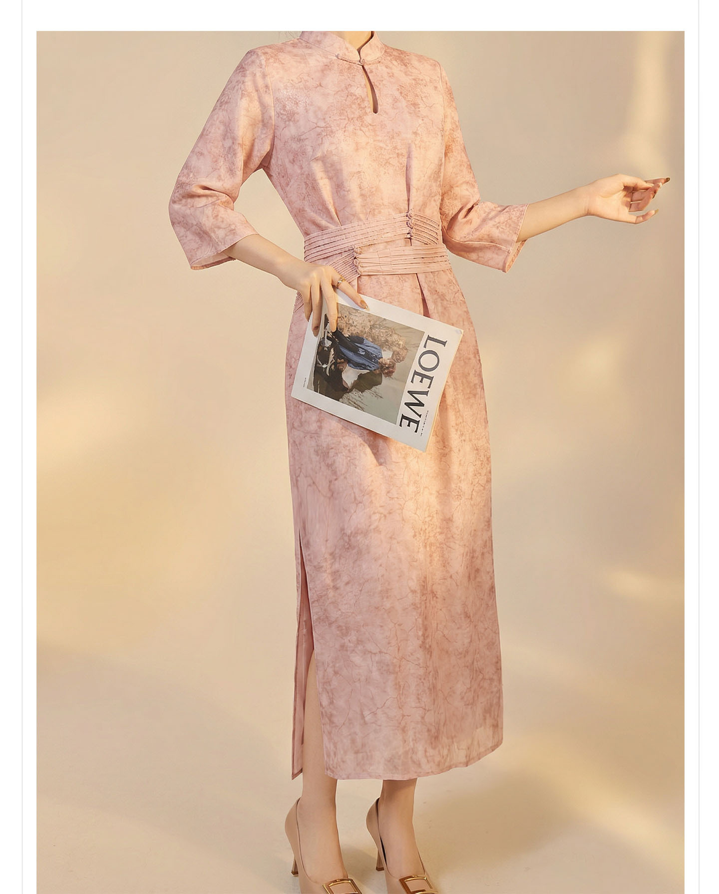 Đầm maxi nữ thắt eo thiết kế jacquard họa tiết hoa văn cổ điển, tay ngắn, cổ đứng — màu hồng chi tiết 3