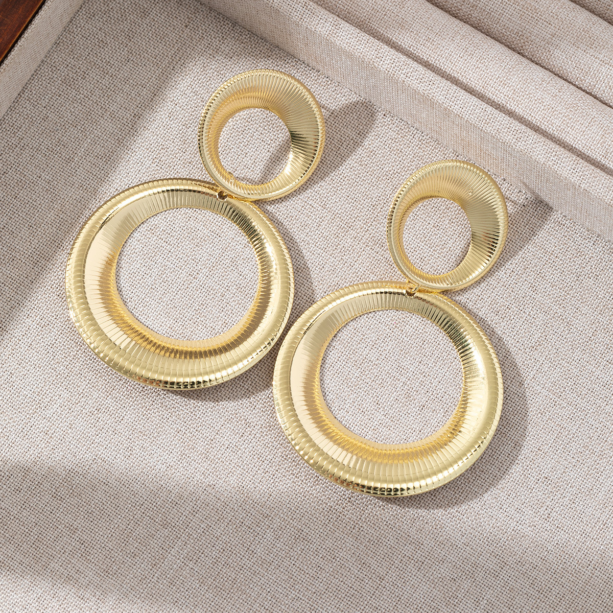 Alta sensación de metal de tamaño círculo aretes geométricos de moda europea y americana exagerado nicho temperamento red retró aretes para mujeres image 7