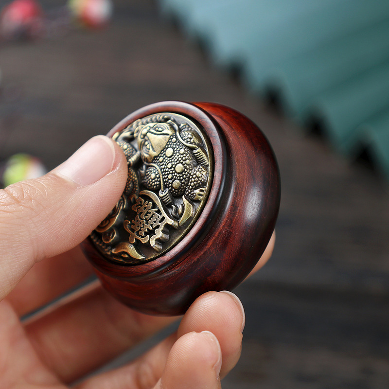 紫檀聚宝盆の取っ手の真鍮の金を儲ける文は遊びます。|undefined