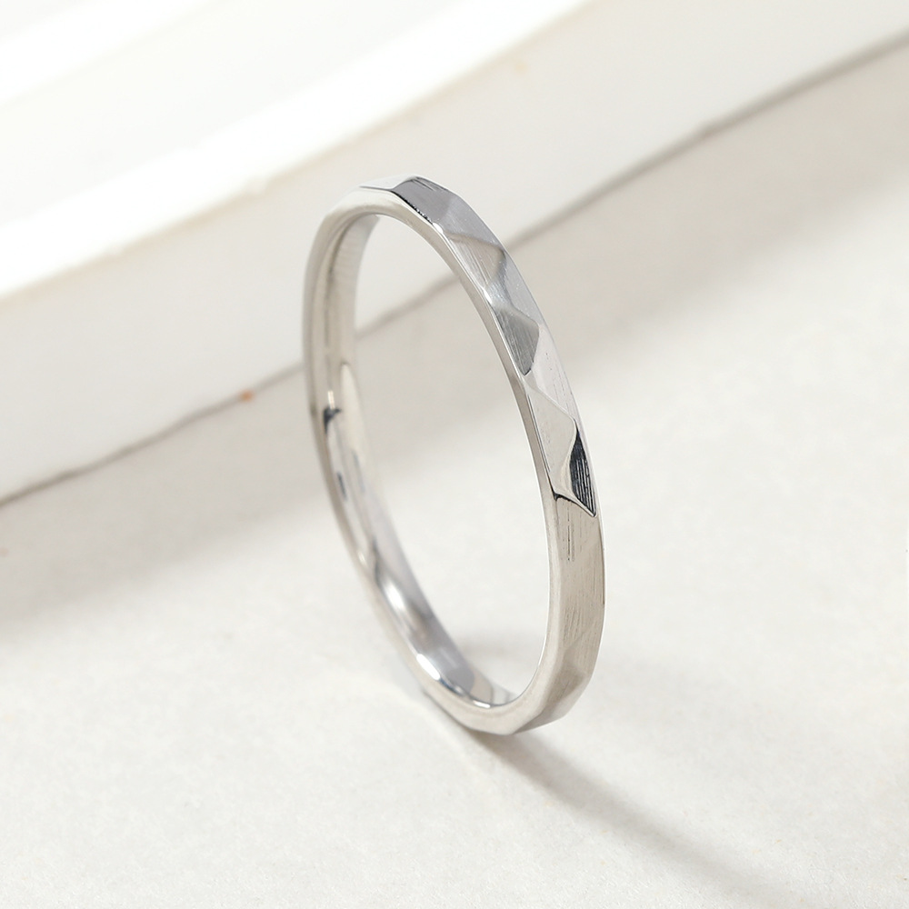 Venta caliente transfronteriza anillo de acero de titanio simple 2mm multi-superficie diamante anillo liso par 18K anillo de oro fábrica de joyería de acero inoxidable
