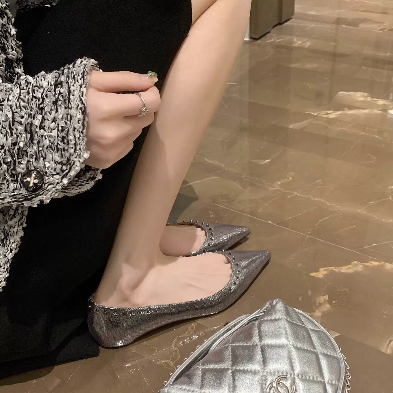 Версия из овчины ~ Французские Модные Остроносые туфли с мелкими заклепками, женские новые весенне-осенние туфли на плоской подошве для небольших групп 2023 года