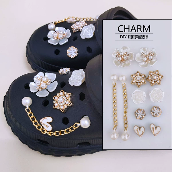 T62 [10 shoe flowers + 2 chains] does not include shoes
