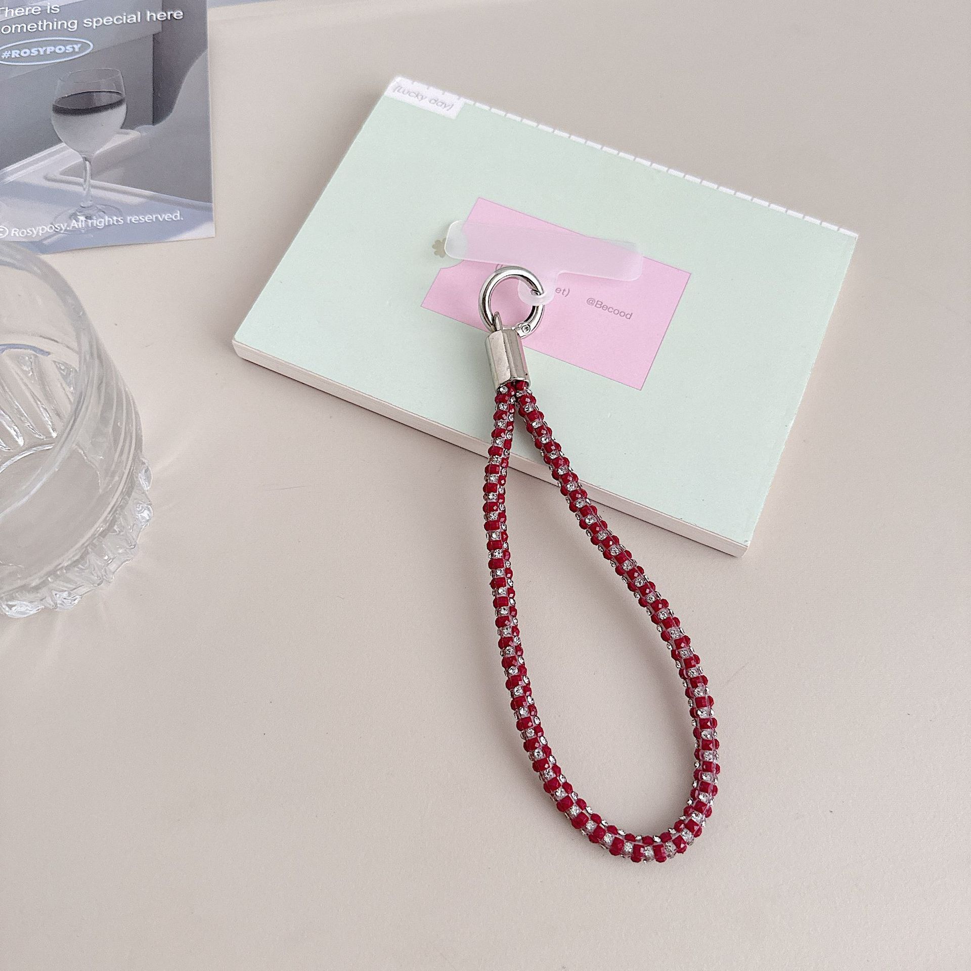 Cadena colgante de teléfono móvil de alta gama hecha a mano de boutique, sensación femenina de alta gama, lujo ligero, cadena colgante de diamante completo, cadena colgante de teléfono móvil de moda, sección larga y corta