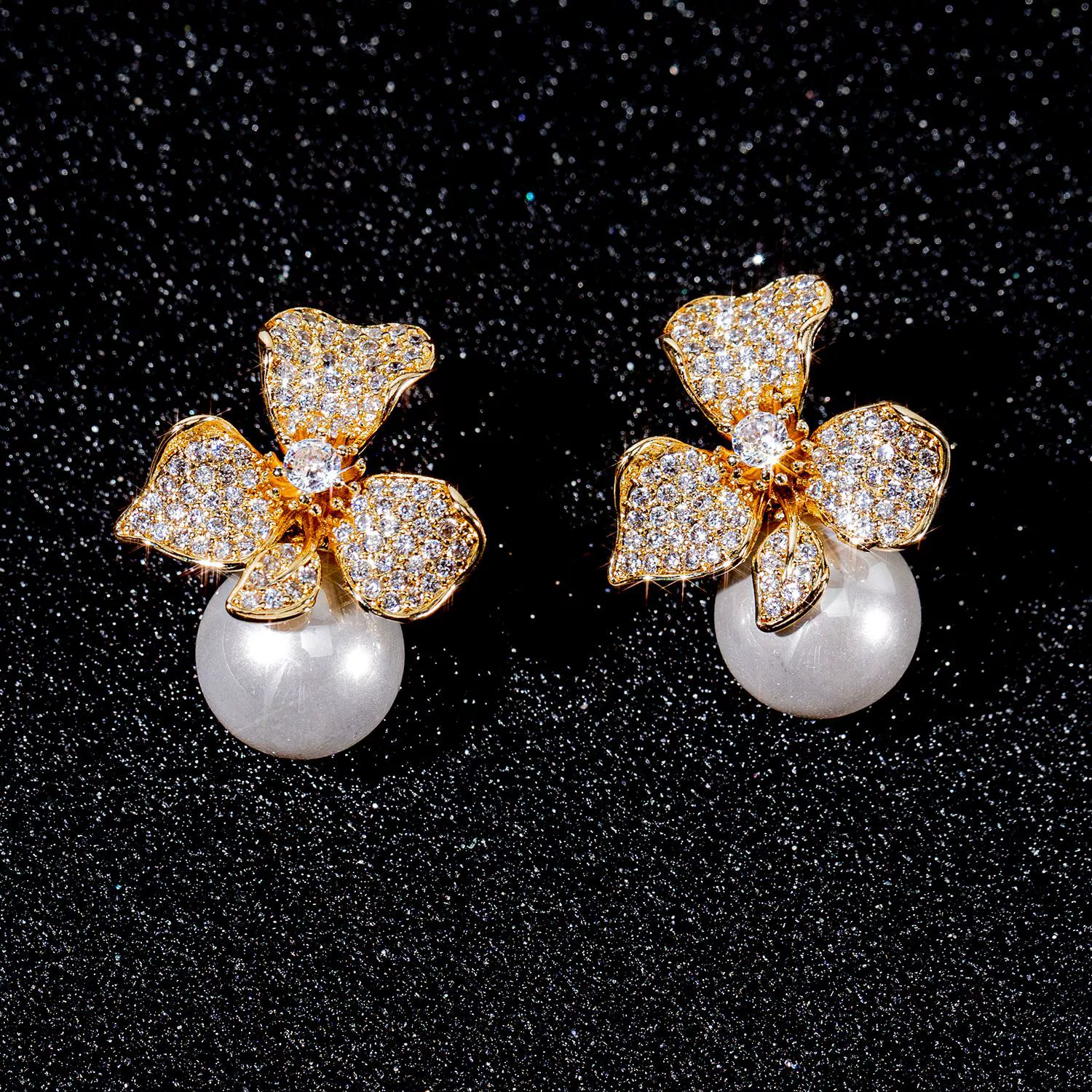 Серебряные 925 пробы серьги-подвески с жемчугом и zircon; микроинкрустация, стиль лёгкой роскоши