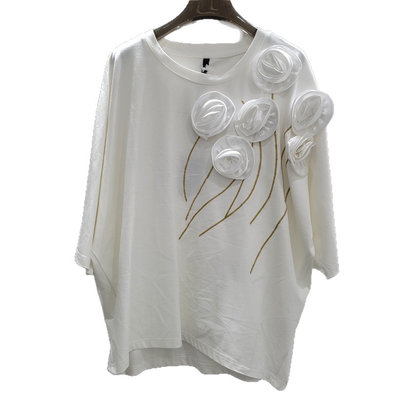 Blanca camiseta de manga corta para mujeres primavera y verano nuevo diseño chic ocio industria pesada flor tridimensional blusa de cuello redondo