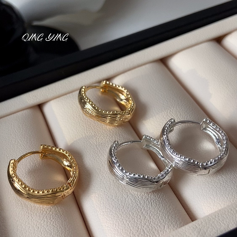 Minimalist Cool Style Wavy Line Small Hoop Earrings, Unique Irregular Hoop Earrings with a High-End Feel, Suitable for Commuting