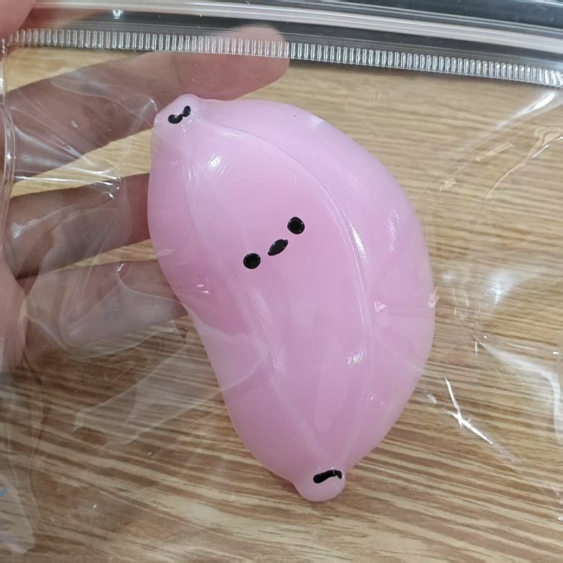 赤い本の同じタイプの卵黄のおにぎりは塩の卵黄のおにぎりをつまんでシミュレーションします。|undefined