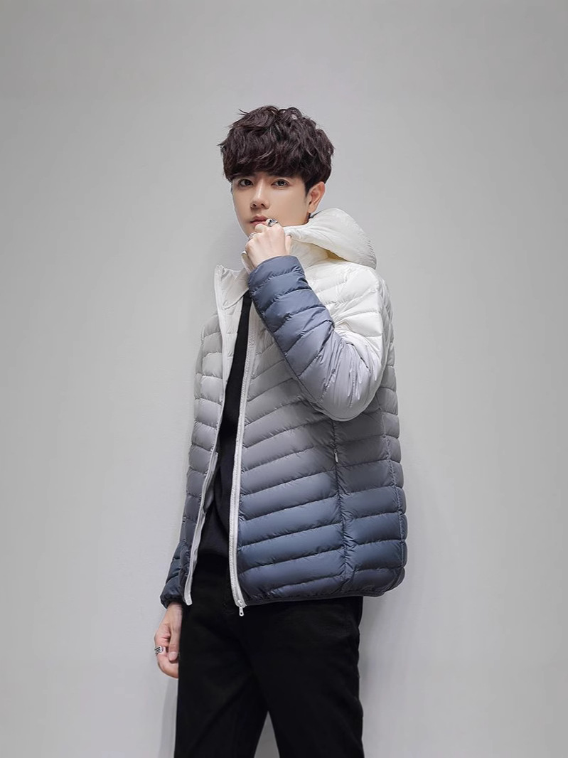 Marca de 90 vello chaqueta de plumón ligera hombre invierno collar encapuchado moda chaqueta caliente corta delgada color gradiente