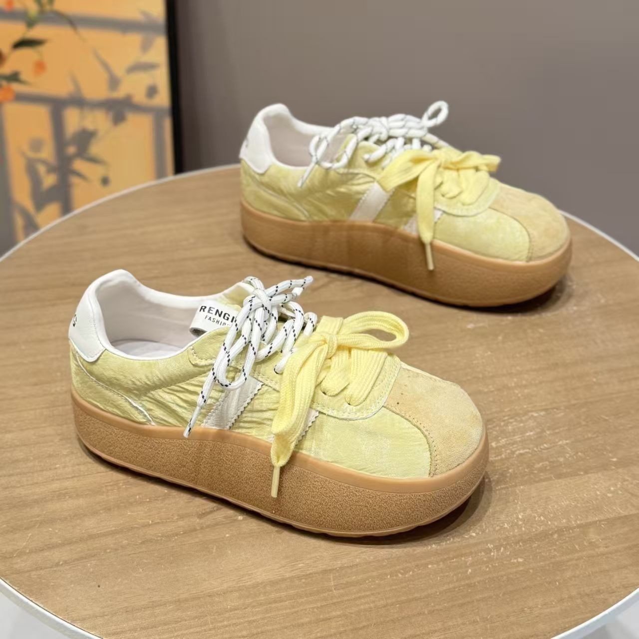 Zapatos de entrenamiento de estilo retrógrado con suela gruesa para mujeres primavera de 2026 nuevos zapatos deportivos casuales de estudiantes cómodos y transpirables.