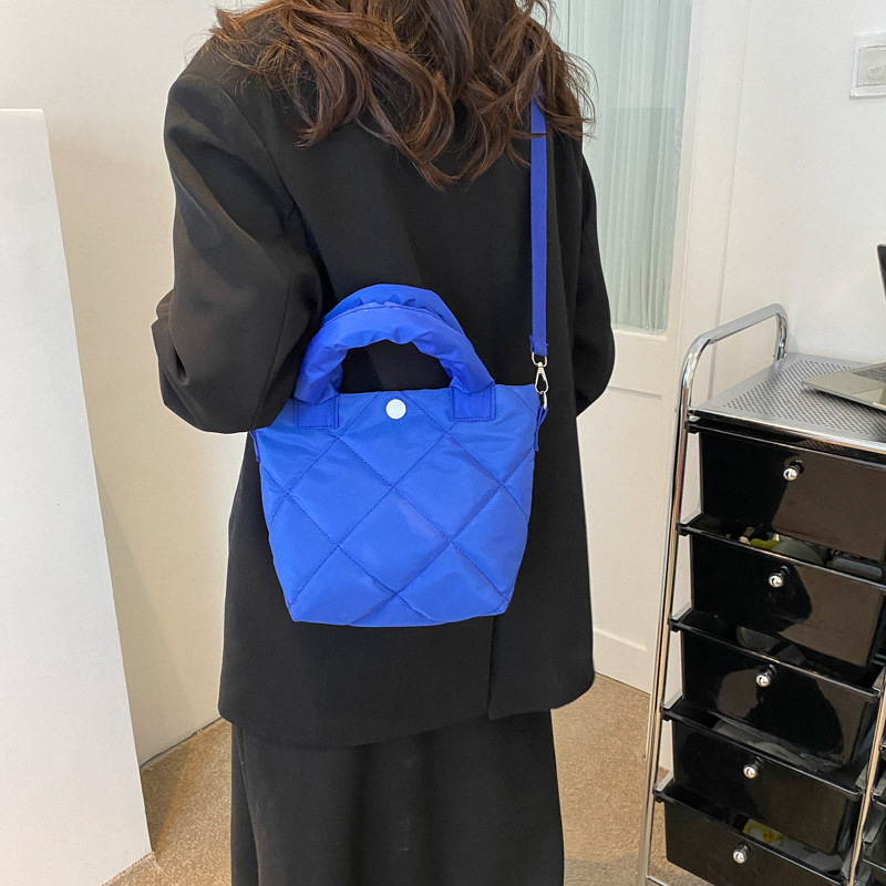 Bolso casual simple francés para mujeres 2023 primavera nueva moda simple bolso de cubo bolso de brazalete bajo mochila