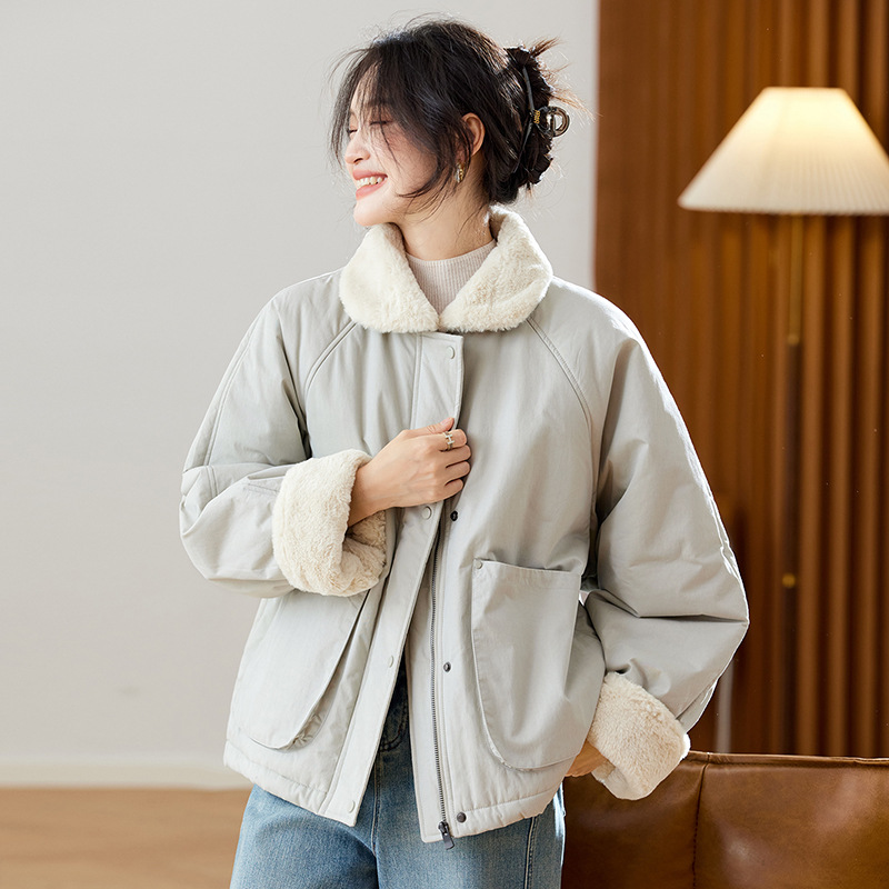 2025冬季新款毛绒翻领口袋短外套宽松显瘦小个子洋气超好看棉服女