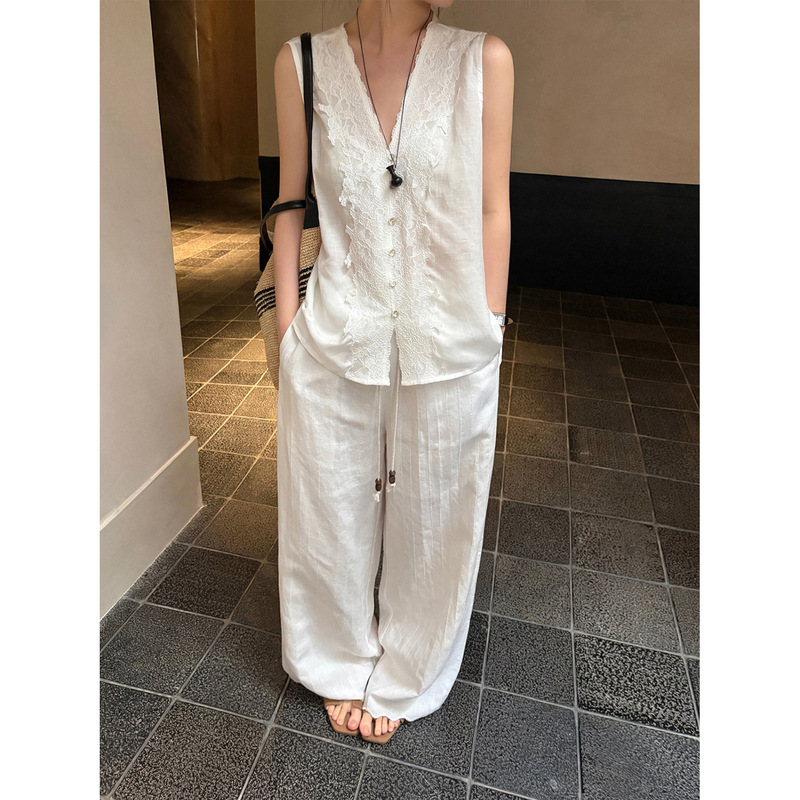 Han Xun Low-Key Luxury Texture Old Money Style Lace Patchwork V-Neck Loose Sleeveless Blouse for Women 2026 Summer New Model 26848 Han Xun Low-Key Luxury Texture Old Money Style Lace Patchwork V-Neck Loose Sleeveless Blouse for Women 2026 Summer New Model 26848