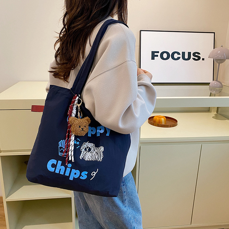 게으른 스타일 자수 캔버스 가방 여성의 2024 새로운 유행 한국 토트 백 학생 클래스 대용량 크로스 바디 백