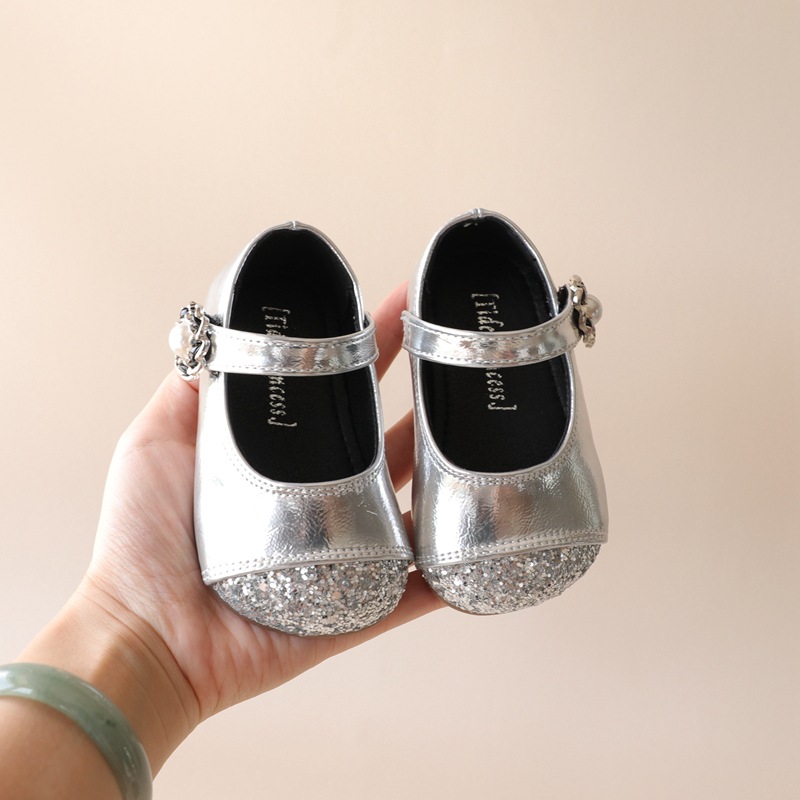 Children's shoes for early age