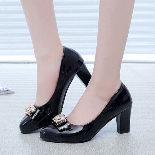 Women's Versatile Work High Heels with Thick and Medium Heels, Spring and Autumn, Bowknot Embellished Patent Leather Nude Color Women's Water Drill Single Leather Shoes