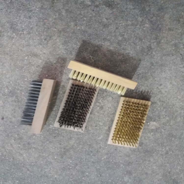 厂家销售木柄镀铜钢丝刷 除锈铜丝刷 金属表面清洁刷子