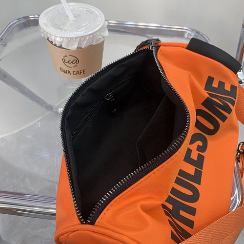 乔戈夏季新款圆筒包女ins超火斜挎休闲包 宽肩带大字母圆筒单肩包