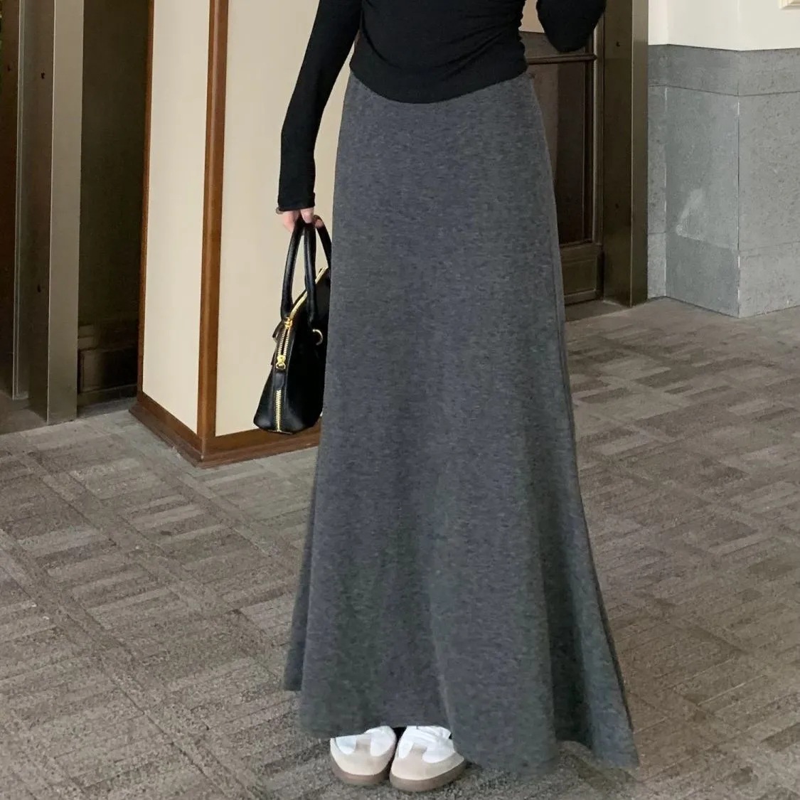 짙은 회색