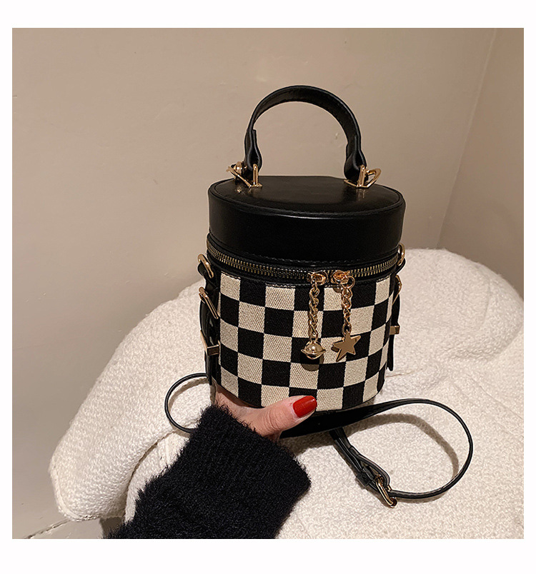 Autumn And Winter Niche Checkerboard Single Shoulder Messenger Bag Fashion All-match Portable Bucket Bag display picture 10