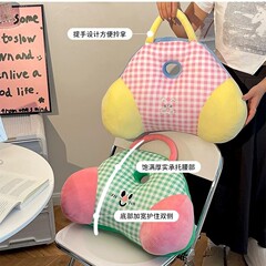 かわいいアニメオフィスの腰はクッションで長く座っています。