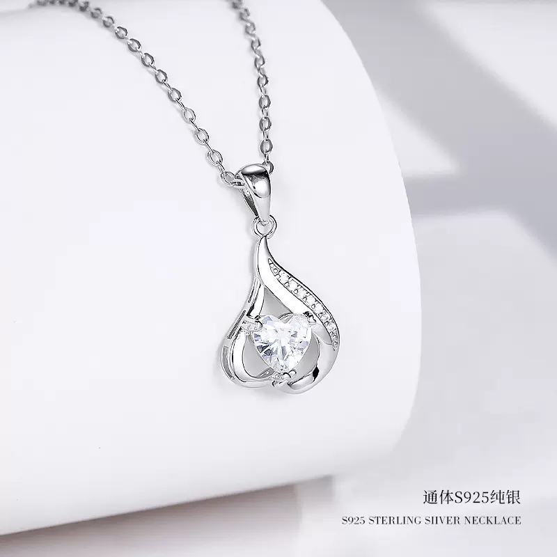 时尚优雅纯银爱心吊坠项链女小众设计高级感气质送女友百搭锁骨链