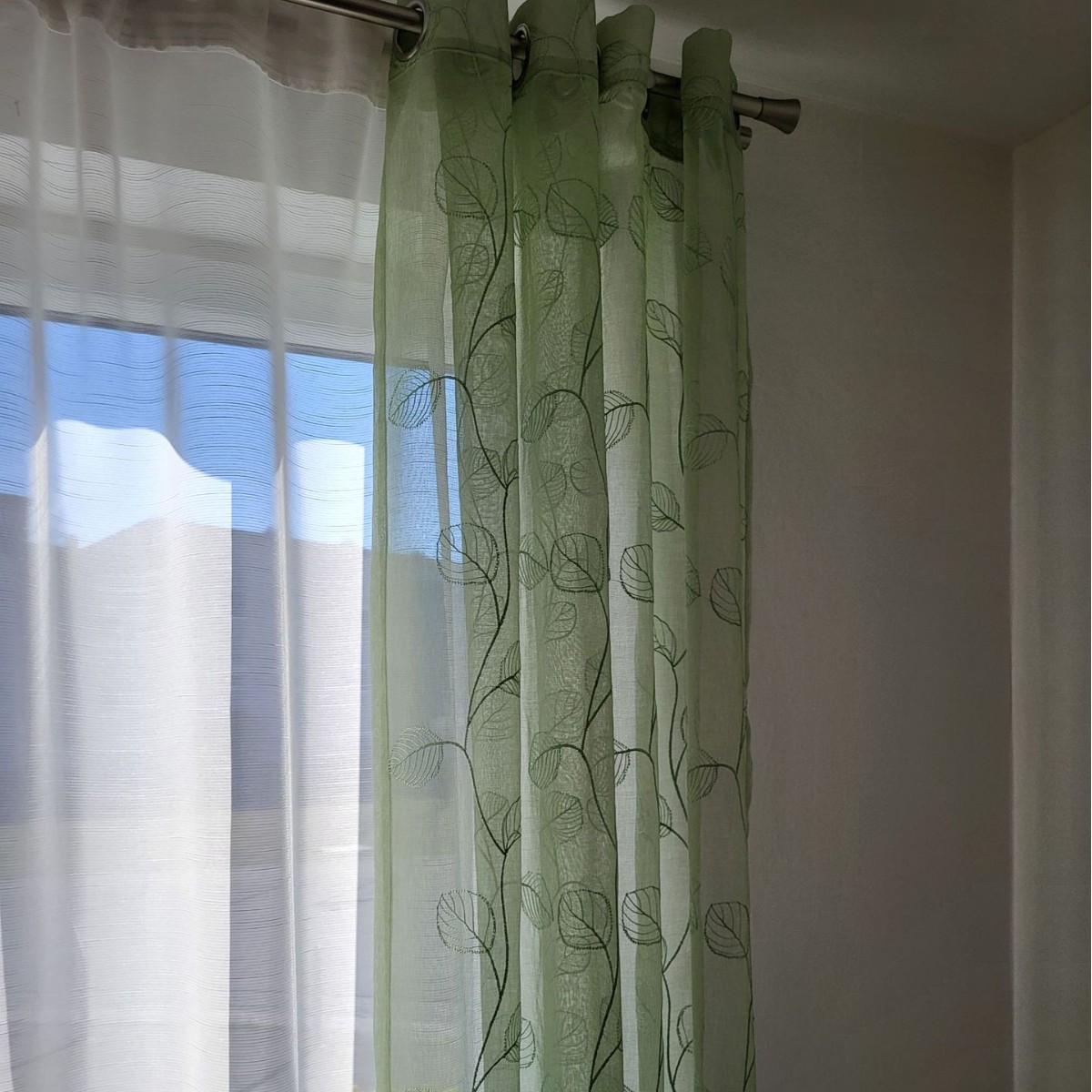 Nuevas cortinas transfronterizas de comercio exterior semisombrado cortinas verticales perforadas cortinas bordadas multicolores estadounidenses productos terminados