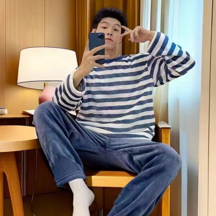 Fábrica de fuente gran cantidad de pedidos de pijamas de hombre otoño y invierno de coral espesaje de dibujos animados de franela conjunto de ropa para el hogar