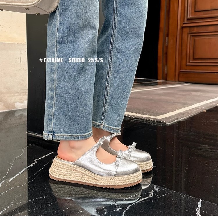 Versión de piel de oveja ~ Pastel de plataforma retro Baotou bowknot sandalias y zapatillas 2025 verano nuevo estilo ropa exterior media pantuflas mujeres