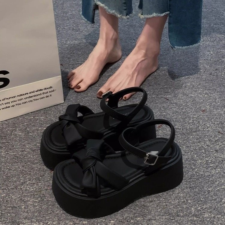 Sandalias de altura de arco para mujeres con suela gruesa hombre pequeño verano de 2026 nuevo estilo universal muffins mujeres romanas