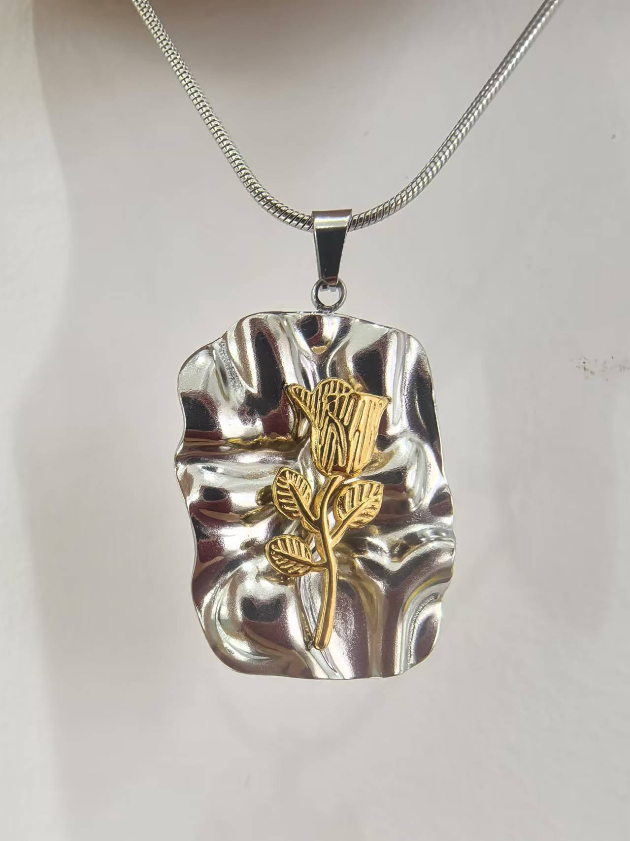 Collar de acero de titanio femenino nuevo transfronterizo Pendientes plisados Textura Rose Conjunto de acero inoxidable Joyas de alta calidad que no se desvanecen