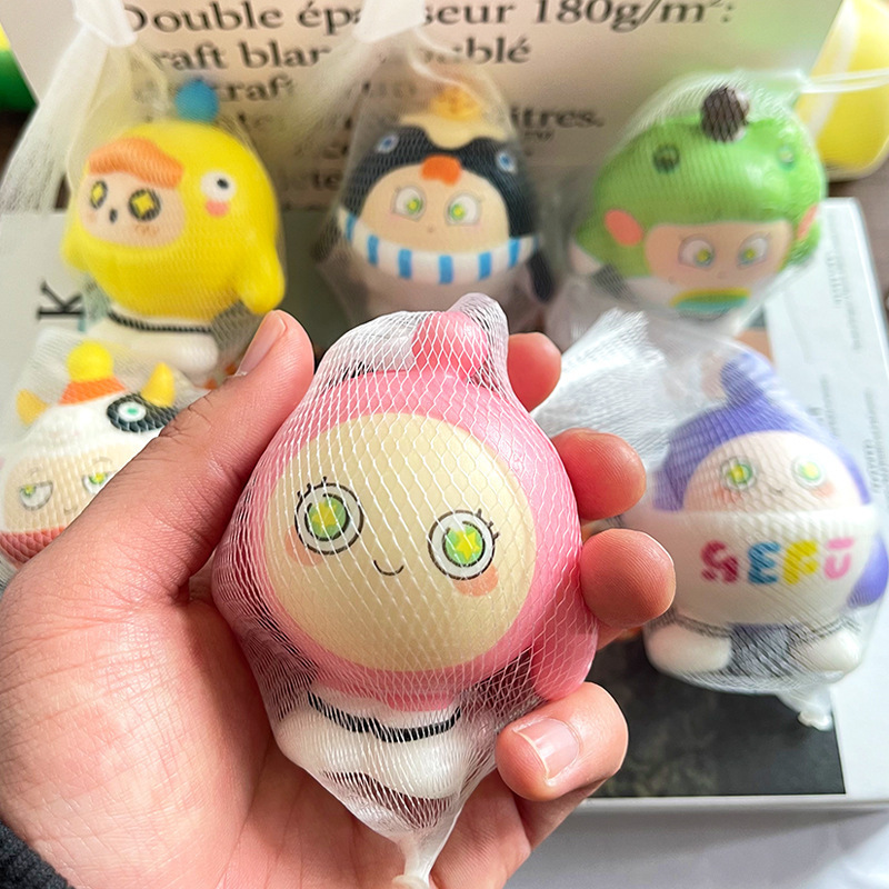 卵の子のパーティーは子供をつまんでゆっくりとスプリングバックします。|undefined