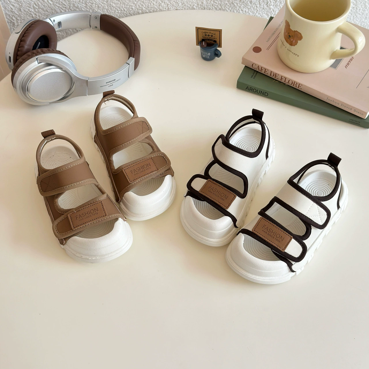 Универсальные сандалии для мальчиков 2025 лето новые детские пляжные туфли с буквами для девочек повседневные мягкие спортивные сандалии