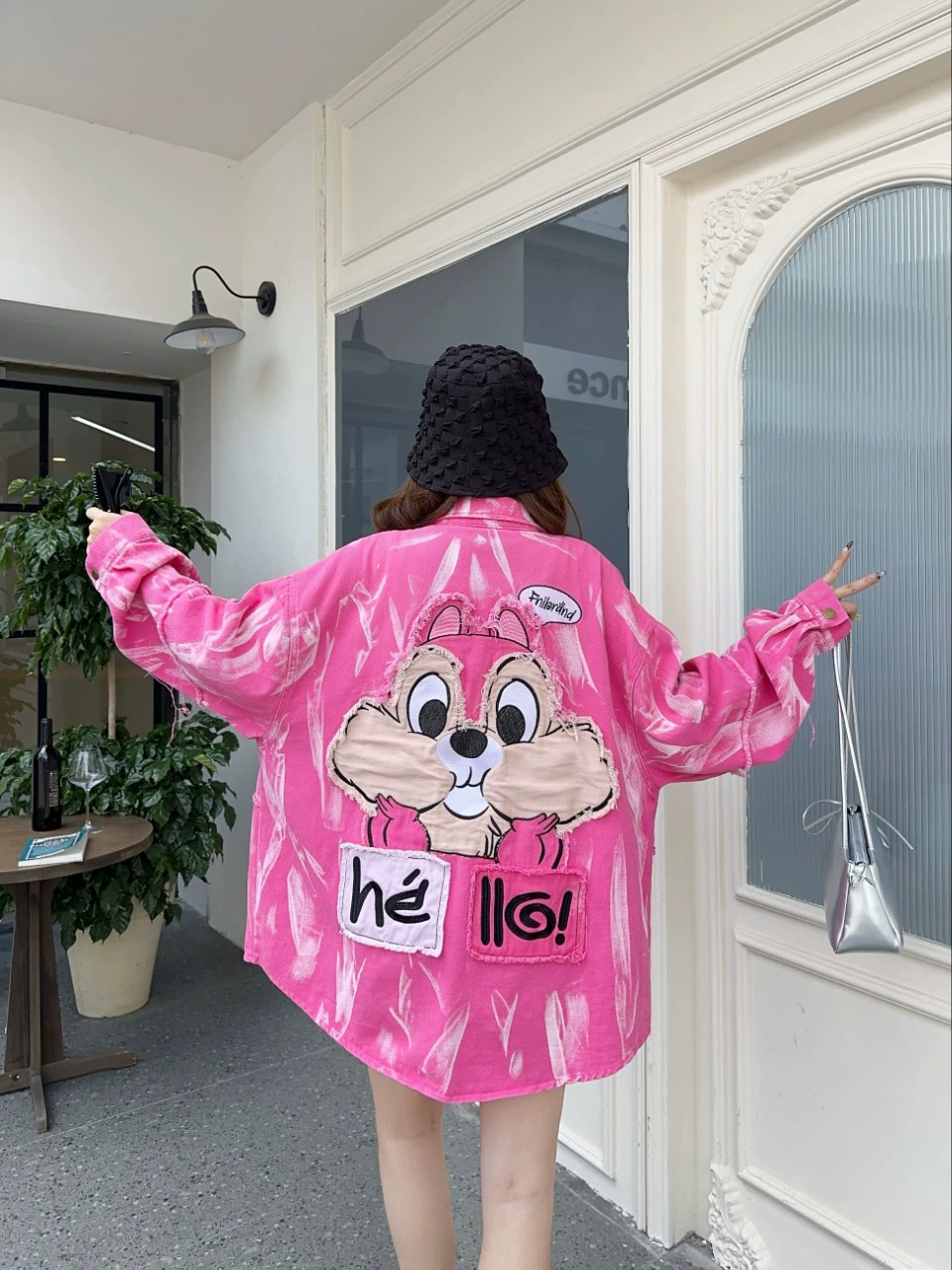 Весна 2025, новая джинсовая куртка, женская мода, универсальная свободная джинсовая рубашка средней длины с длинными рукавами и вышивкой мультфильмов