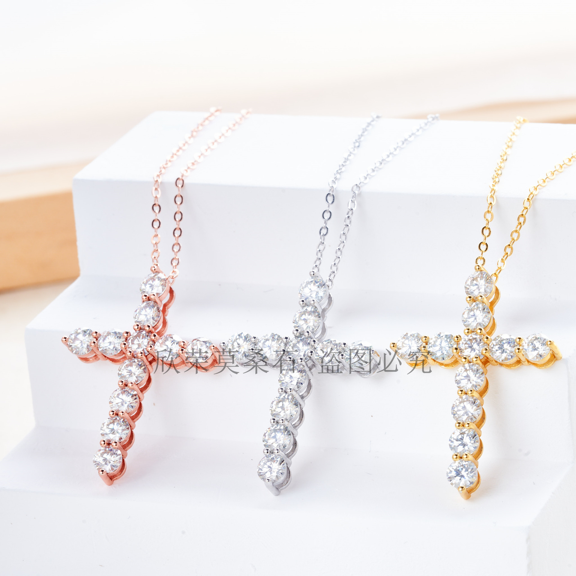 Collar de cruz de piedra de moissan de plata esterlina ligera lujosa nicho de alta calidad universal 2022 nuevo colgante de cadena de clavícula de mujer