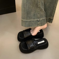 小柄な背が高くなって、厚い底のサンダルを履いています。