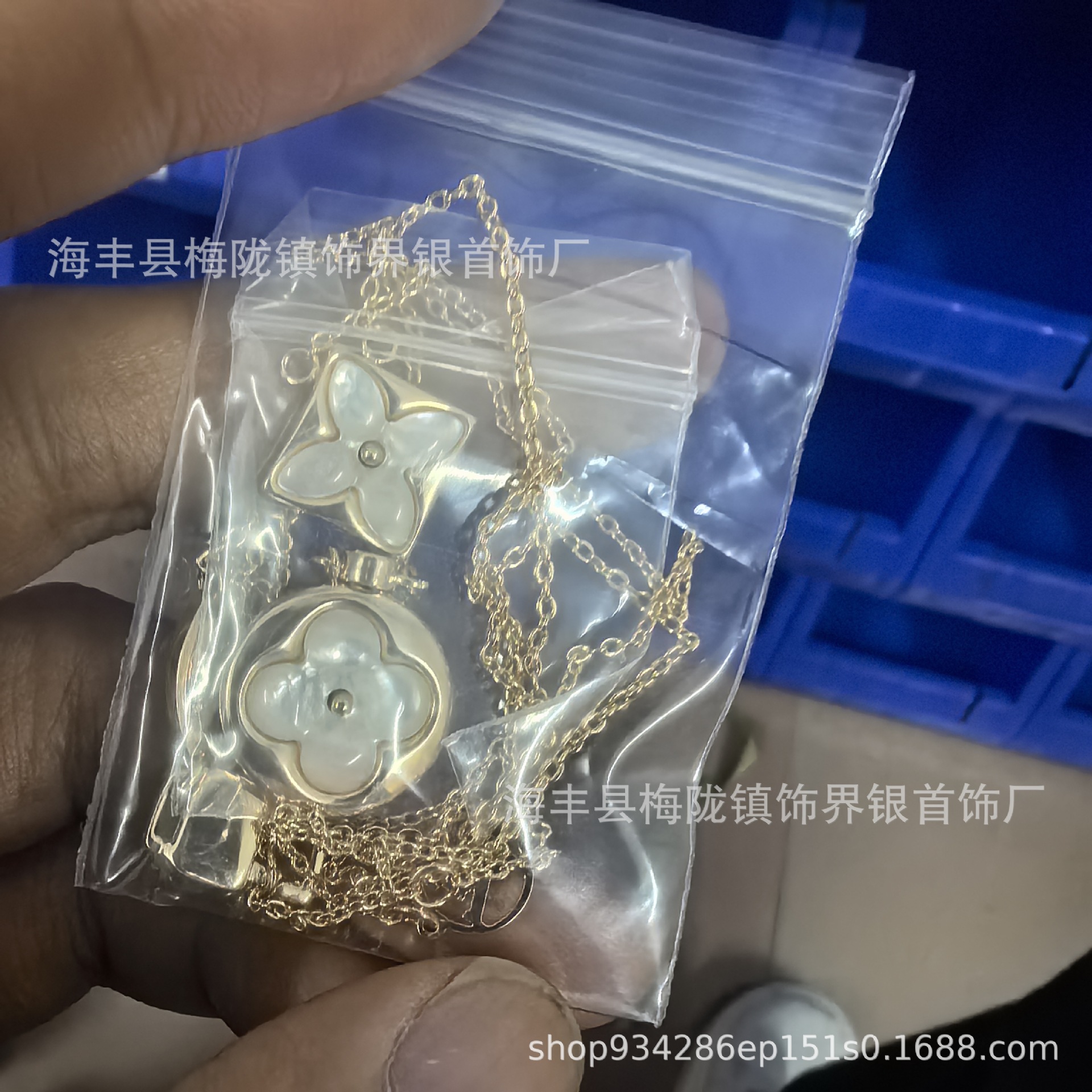 Donkey Familyの新作高級版四つ葉のクローバー五花ブレスレット、女性用18金メッキ、オールドフラワーパウダーシェルネックレス、アマゾナイトイヤリング