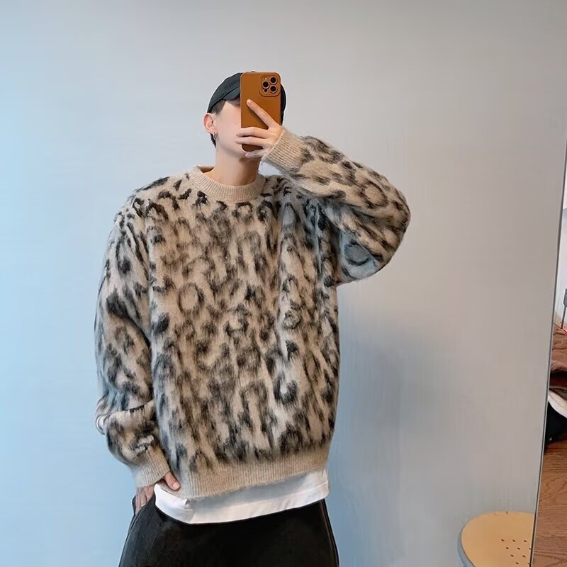 High street leopard print sweater for men and women, American retro loose knitwear, hip-hop style, casual and cool, round neck warm knit sweater