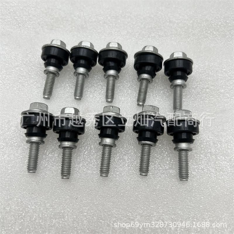Applicable to Chrysler 300C Valve Cover Screw 53022085Ad