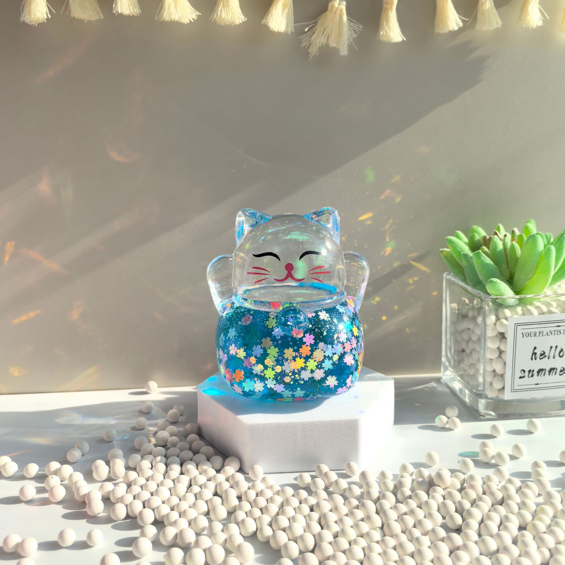 푸른 빛으로 빛나는 행운의 고양이