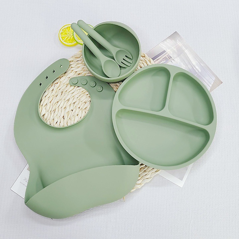 연한 녹색 원형 디너 접시 + 턱받이 + 실리콘 스푼 + 실리콘 포크 + 그릇