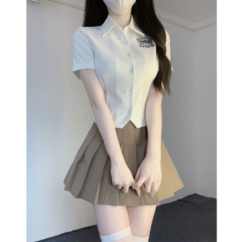 Рубашка с короткими рукавами с значком College JK + плиссированная юбка цвета хаки | Визуальное похудение талии и удлинение ног для школьного сезона