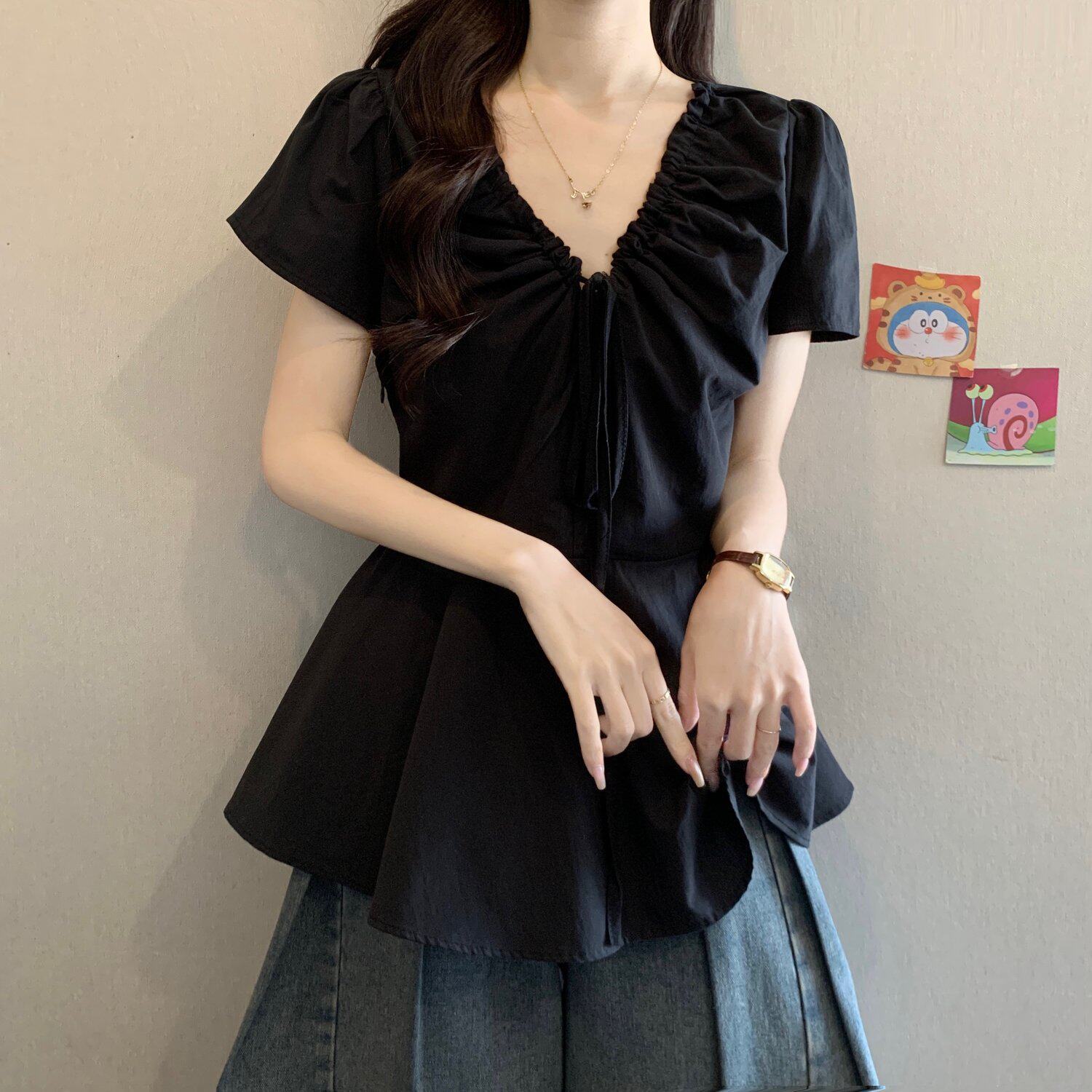 Áo thun nữ cổ V tay ngắn thiết kế dây rút eo — màu đen chi tiết 4