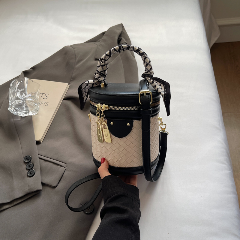 Bolso de cubo de mano para mujer 2025 nuevo bolso de hombro de todo fósforo de nicho tejido popular transfronterizo bolso de mensajero simple de moda