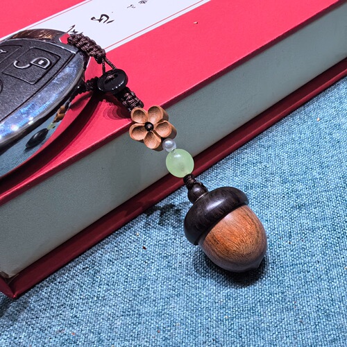 Creative acorn keychain solid wood pine cone personalized pendant internet celebrity wooden pendant men's and women's decoration diffuser