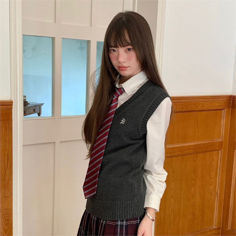 Two-piece set [dark gray vest + white long-sleeved shirt]